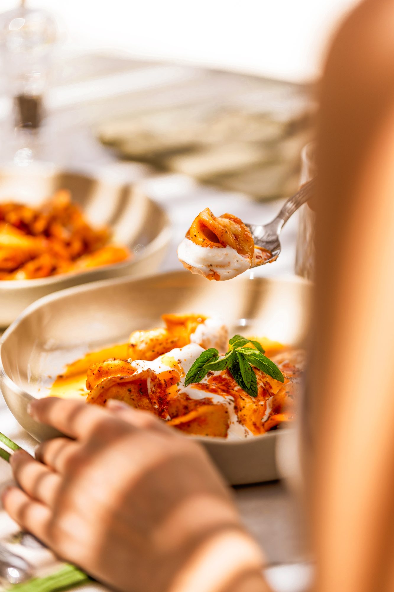 Domates soslu penne servis anında, yakın çekim — Kassandra Restaurant Ölüdeniz